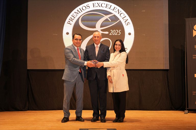 El galardón fue recibido, en representación de Honduras, por el Dr. Marlon Brevé Reyes, Excelentísimo Embajador de Honduras en España, y por la Licda. Stephany Mena, Gerente de Promoción y Mercadeo del Instituto Hondureño de Turismo,